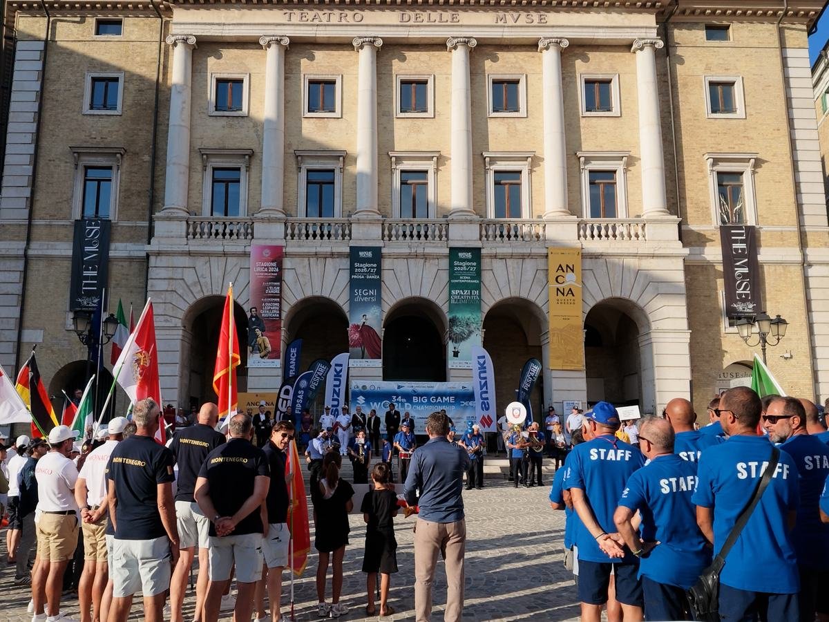 La cerimonia di apertura in piazza della Repubblica, davanti al Teatro delle Muse